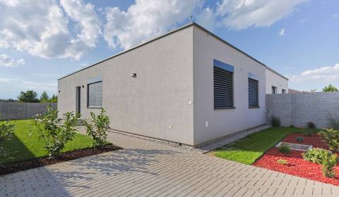 RECA, 4-i dom, 114 m2 s terasou na pozemku 316 m2 – V SLEPEJ ULIČKE