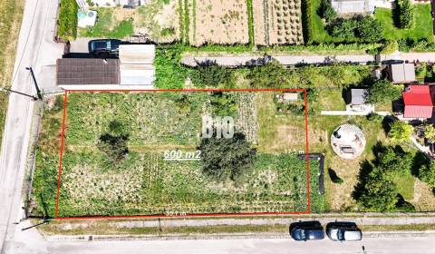 Rovinatý stavebný pozemok - 600 m2 - Dolné Krškany