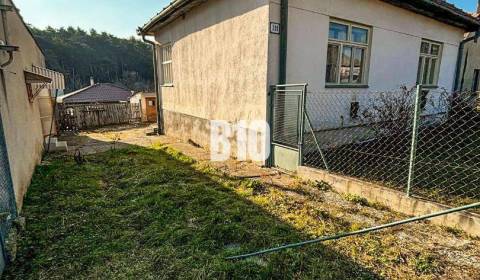 Rodinný dom v pôvodnom stave na 5-árovom pozemku – Ideálny na rekonštr