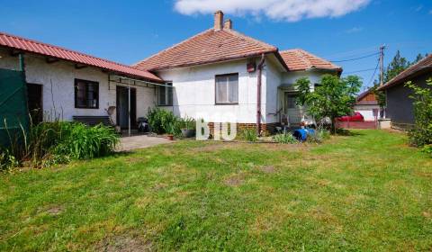 REZERVOVANÉ - 3 izbový tehlový rodinný dom s pekným pozemkom / Gbelce