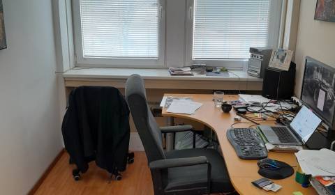 Klimatizovaná 2- kancelária 33 m2 s umývadlom pri POLUS-e na Pluhovej