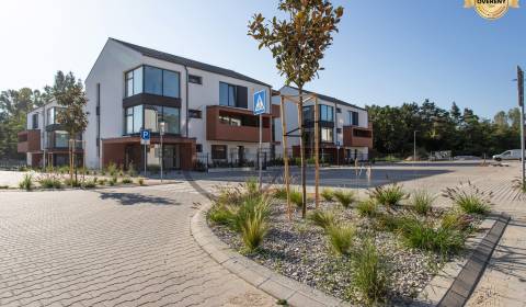 NA PREDAJ moderný 2-izbový byt so záhradou a parkovaním v Kostolišti