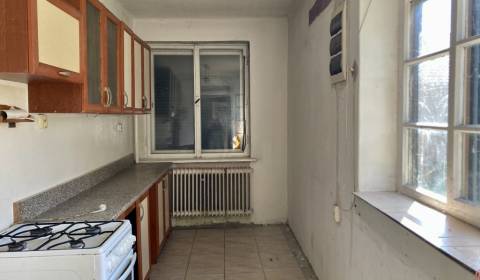 Starší rodinný dom s pozemkom /190m2/, Komárno