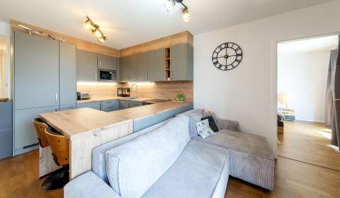 Dizajnový, krásny 2i byt 44m2, terasa s výhľadom, parking, GUTHAUS