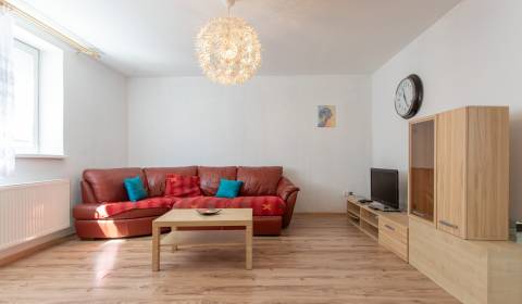 NA PRENÁJOM priestranný 2-izbový rodinný dom so záhradou v Lábe