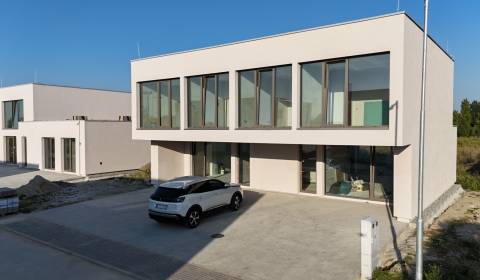 Kráľova pri SENCI - Bývajte už tento rok v novom dome 