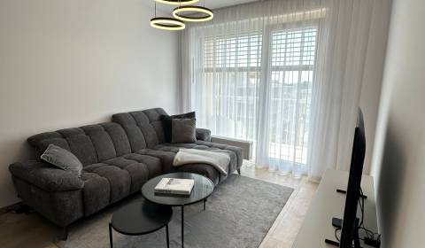 Prenájom-Štýlový 2-izbový byt v Novom Ružinove s parkovaním, balkónom 