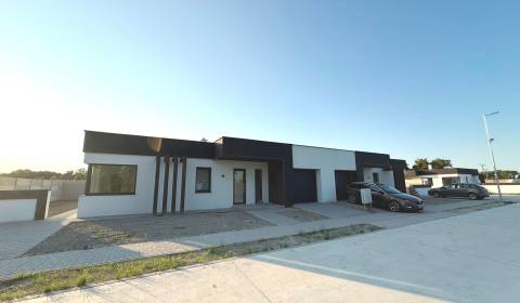 Atraktívna novostavba - krásny veľký bungalov s 2 kúpeľňami a garážou