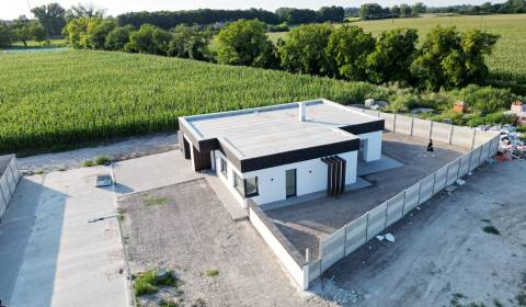 Kvalitný - dizajnový priestranný bungalov s garážou 