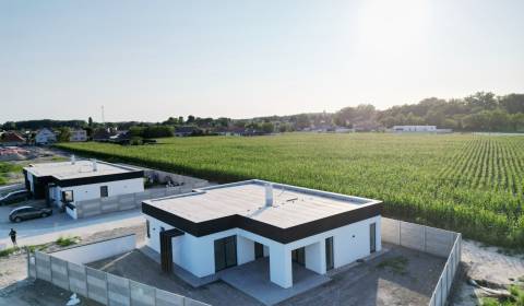Kvalitný - dizajnový priestranný bungalov s garážou