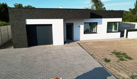 Novostavba - dizajnový priestranný bungalov s garážou