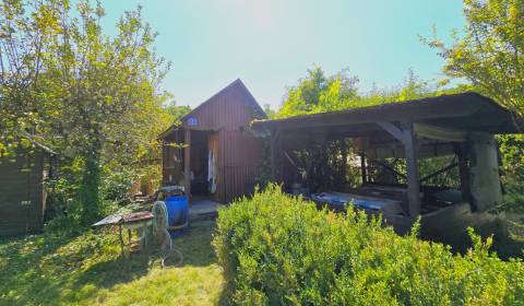 Záhrada s malou chatkou v nádhernom prostredí - Kubrica