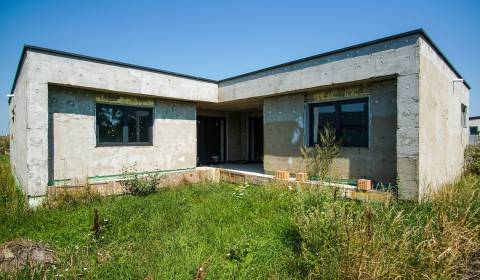 Priestranný 5-izbový rodinný dom s veľkou garážou a terasou, Andovce