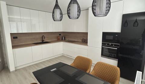 Luxusný 3 izbový mezonetový byt v UrbanParku (105 m2)-Trenčín