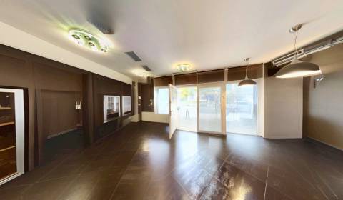 Kompletne vybavený obchodný priestor v centre Pezinka