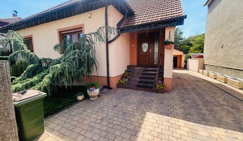 Rezervovane ! Predaj komfortného RD  s garážou a bazénom  v NZ