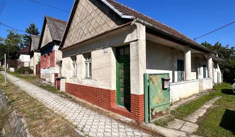 SLOVREAL ponúka na predaj: Rekreačný pozemok s chalupou