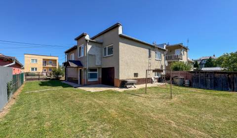 ČAŇA: veľký 5 izb. tehlový rodinný dom. Dvojgeneračný. Pozemok 771 m2.