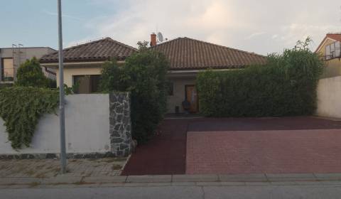 Na predaj priestranný 7-izbový rodinný dom s bazénom, saunou+770m2