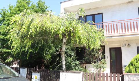 Priestranný 5-izbový dvojpodlažný rodinný dom v centre obce 