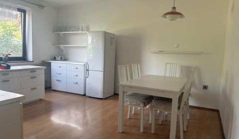 PRIESTRANNÝ 5-IZBOVÝ RODINNÝ DOM V CENTRE PLAVECKÉHO ŠTVRTKU