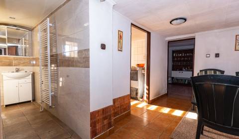 PREDANÝ • 3 izbový starší dom v obci Kuklov • pozemok 692m