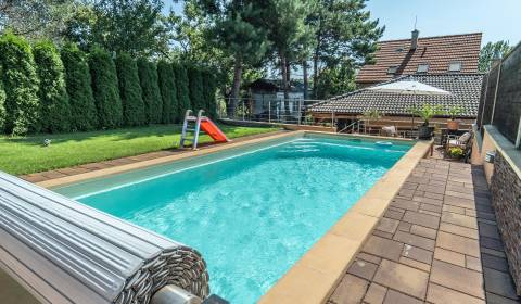 Predaj rodinný dom s bazénom a výnimočnou atmosférou 