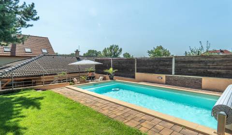 Predaj rodinný dom s bazénom a výnimočnou atmosférou 
