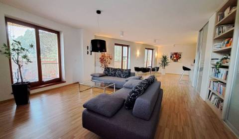  Na krátkodobý prenájom priestranný 2-izbový byt v centre Popradu