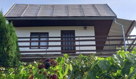 *REZERVOVANÉ* Slnečná záhrada s murovanou chatkou, Nemšová časť Ľuborč