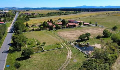 RANČ s haciendou, stajňami, 16.000m2 v blízkosti Lučenca