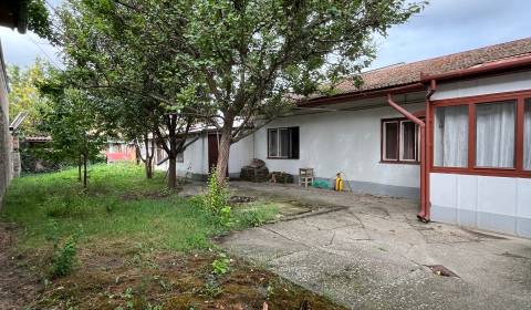 NA PREDAJ starší rodinný dom v tichej oblasti Komárna