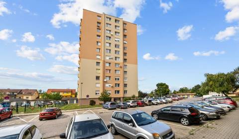 SENEC - 3i moderne zrekonštruovaný byt v centre s loggiou