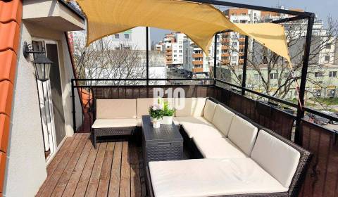 REZERVOVANÉ - VÝNIMOČNÝ 2-IZBOVÝ BYT S VEĽKOU TERASOU V NOVOM MESTE