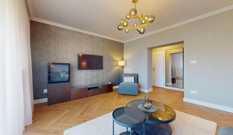 PRENÁJOM 3 izbový, nadštandartný byt s balkónom a garážou v centre