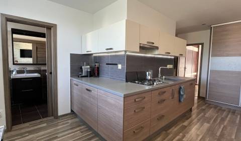 NA PREDAJ krásny nadštandardný 3 izbový byt v Komárne