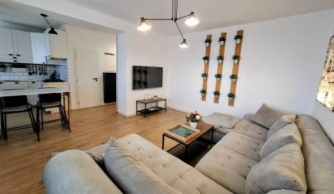 PRÍJEMNÝ KOMPLETNE ZARIADENÝ 2 IZB. BYT V STAROM MESTE S TERASOU..