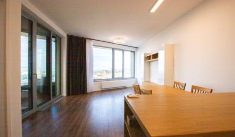 EXKLUZÍVNE Zariadený 3i byt s balkónom, SKYPARK