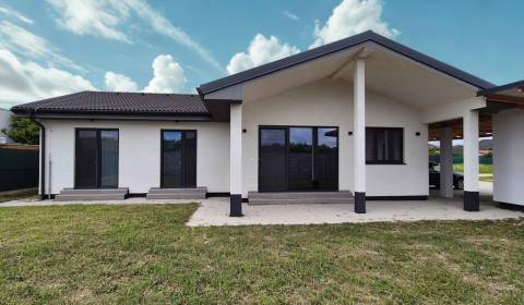 Zariadený 4-izb. dom pozemok 486m2 | Malinovo - Tri Vody 