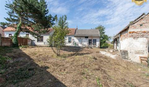 NA PREDAJ starší 3-izbový rodinný dom v pôvodnom stave v Lábe