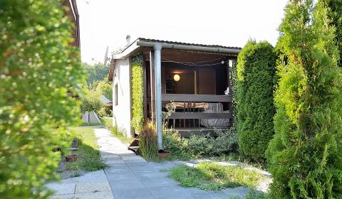 Dvojnásobná radosť pri vode: dve chaty na jednom mieste