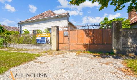 NA PREDAJ 5-IZBOVÝ STARŠÍ RD NA 2705 M² POZEMU, PADÁŇ