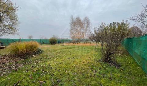 Priestranný 16 árový pozemok na polosamote len 5 km od Nových Zámkov