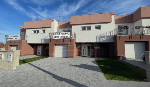 Novostavba štvorizbového rodinného domu s garážou v radovej zástavbe v