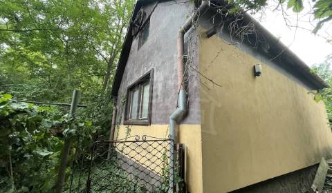 Viničný domček obklopený prírodou neďaleko Nitry, v obci Branč