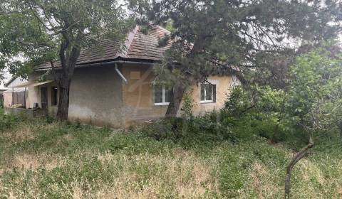 Priestranný pozemok so starým rodinným domom na polosamote v obci Caba