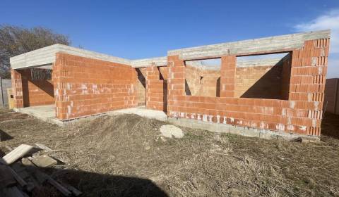 Rozostavaný rodinný dom v tichej lokalite neďaleko Nových Zámkov