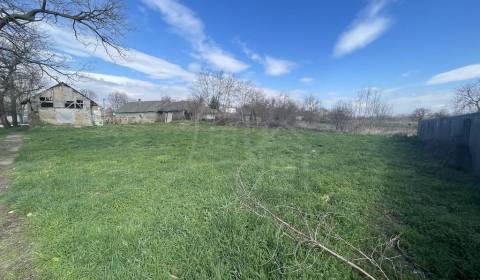 Stavebný pozemok v blízkosti rybníka v obci Selice