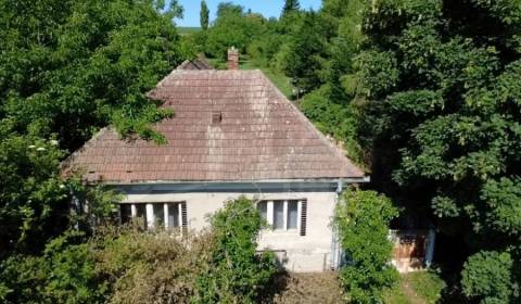 Vidiecky dom na okraji obce s rozľahlým pozemkom 2054m2