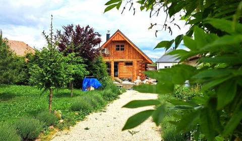 Zrubový domček v tichej časti obce Lehota vhodný na rekreáciu aj trval